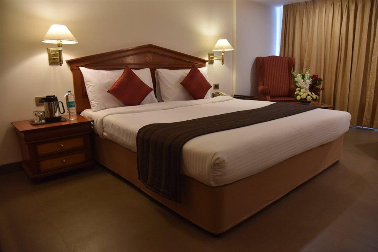 Hotel Sagar Plaza City Centre Pune Exteriör bild