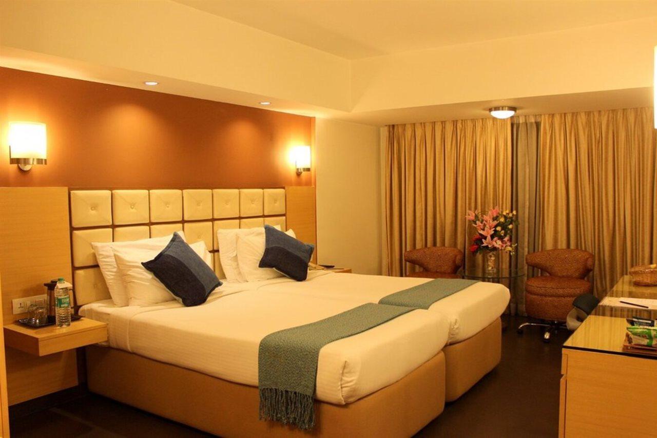 Hotel Sagar Plaza City Centre Pune Exteriör bild