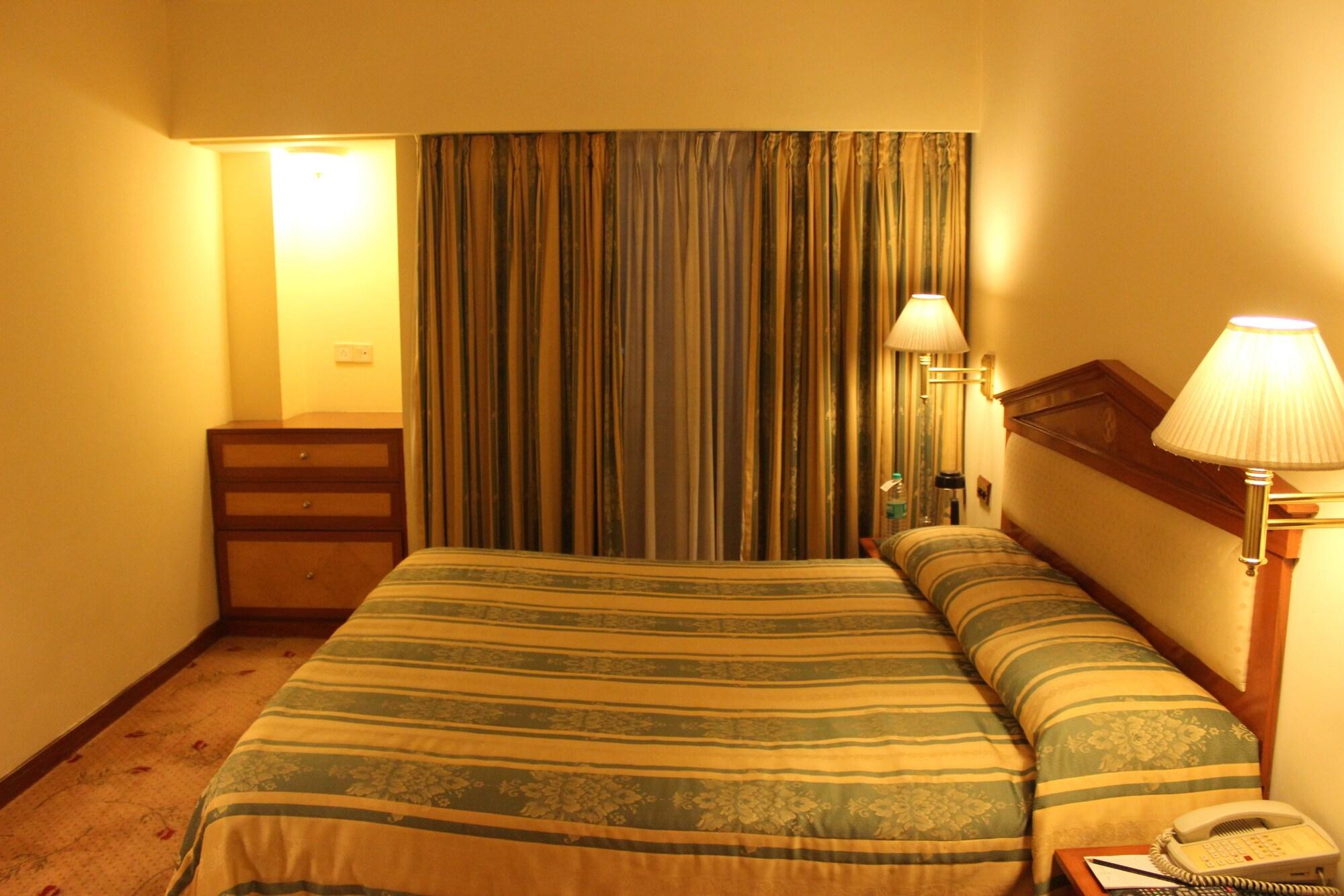 Hotel Sagar Plaza City Centre Pune Exteriör bild
