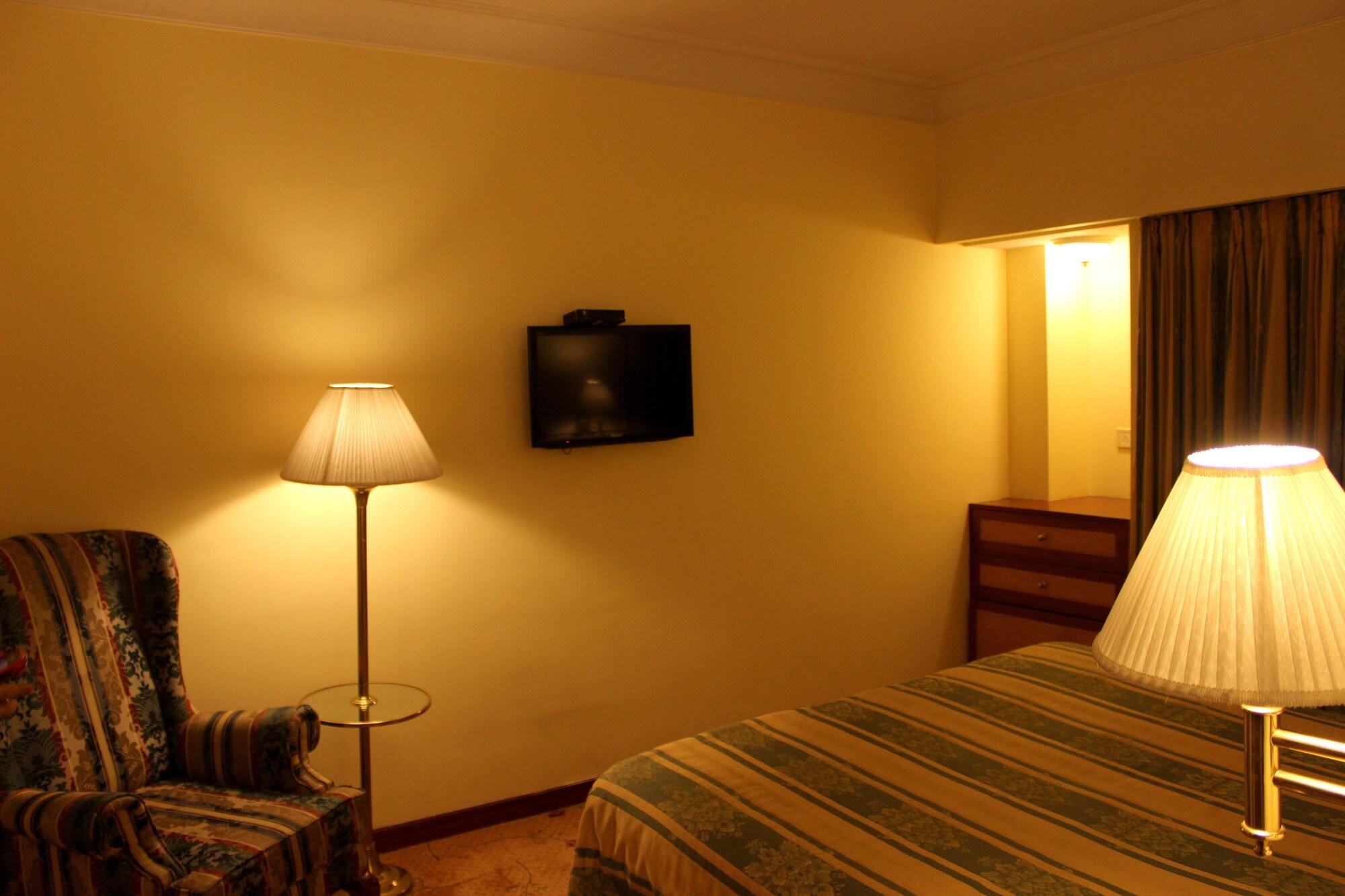 Hotel Sagar Plaza City Centre Pune Exteriör bild