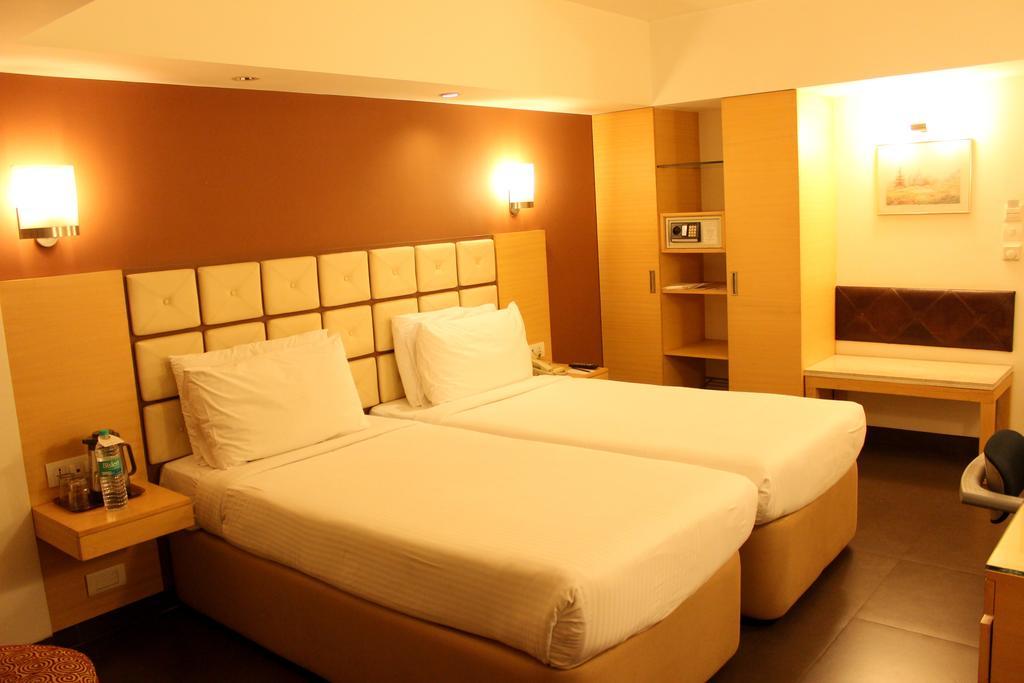 Hotel Sagar Plaza City Centre Pune Exteriör bild