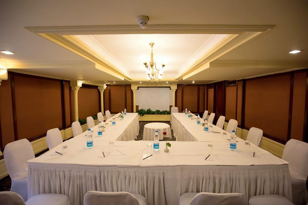 Hotel Sagar Plaza City Centre Pune Exteriör bild