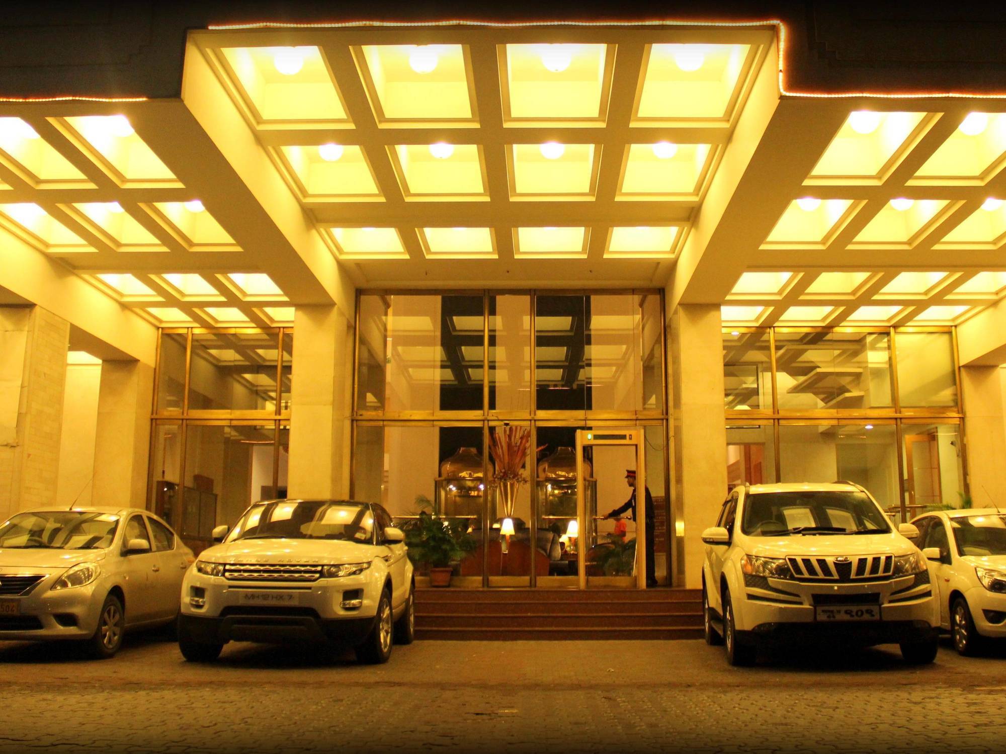 Hotel Sagar Plaza City Centre Pune Exteriör bild