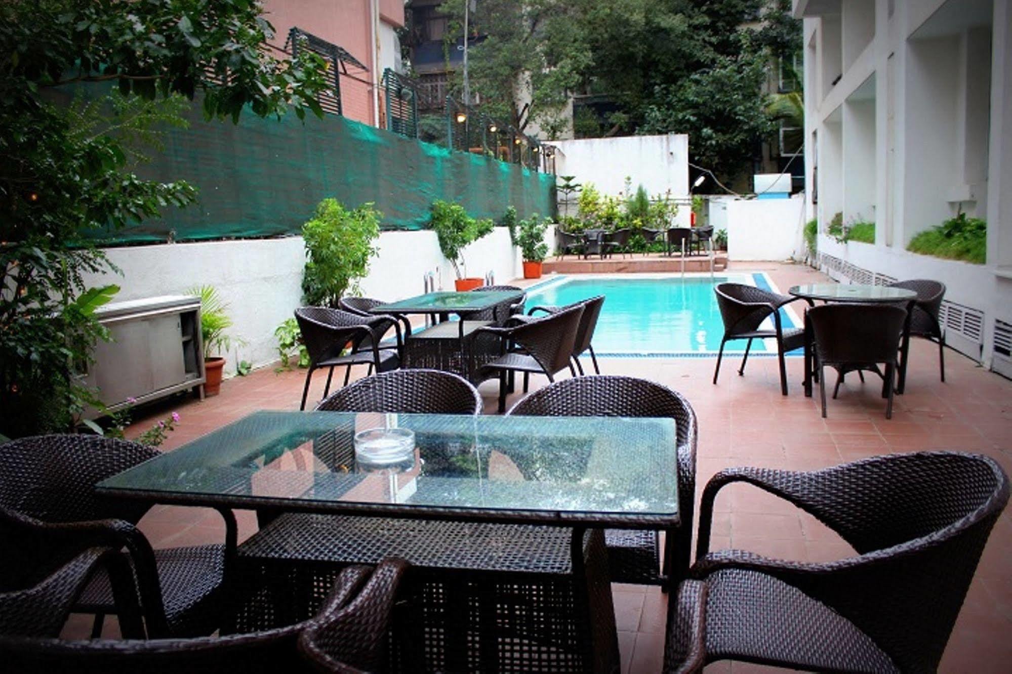 Hotel Sagar Plaza City Centre Pune Exteriör bild